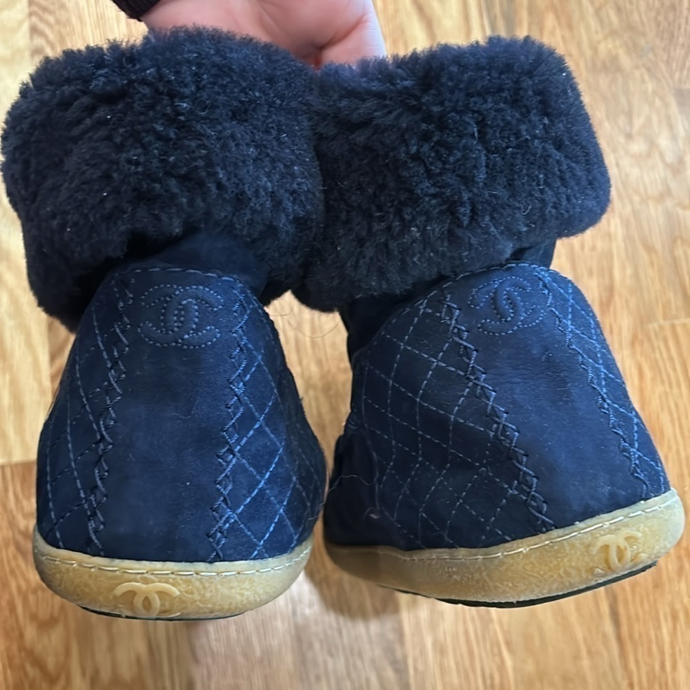 Chanel suede and Shearling snow boots navy blue gold chain upper size 37 - Picture 7 of 11